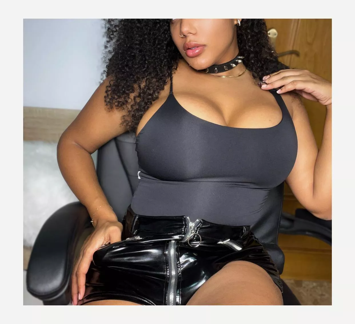 I swear I'm nog hiding anything from you beneath the skirt 😏