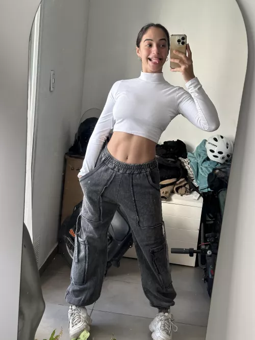 My new white croptop, do you like it?