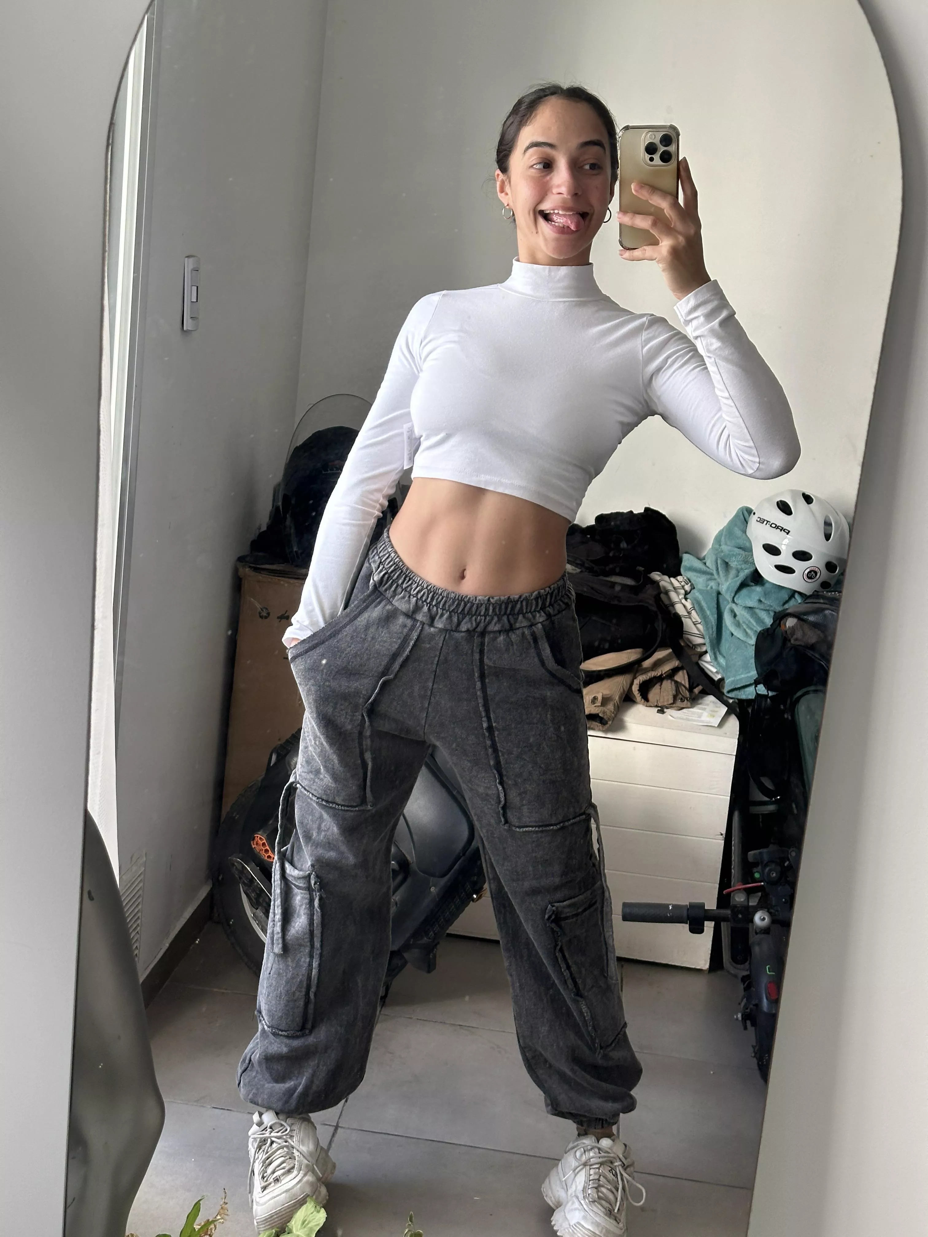 My new white croptop, do you like it?