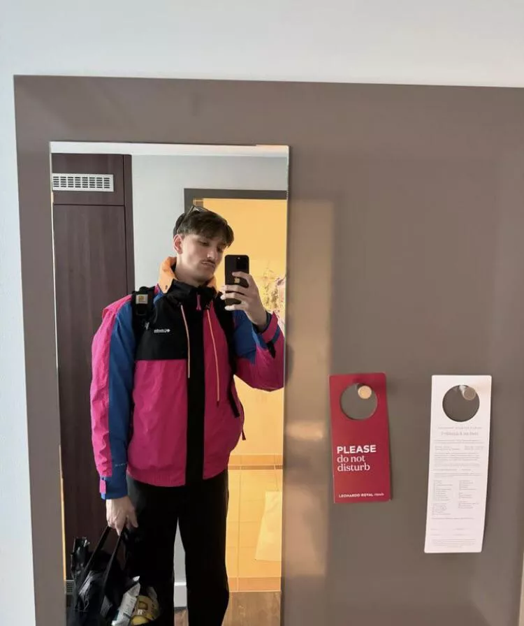 Would you spend the night with me? 🤫