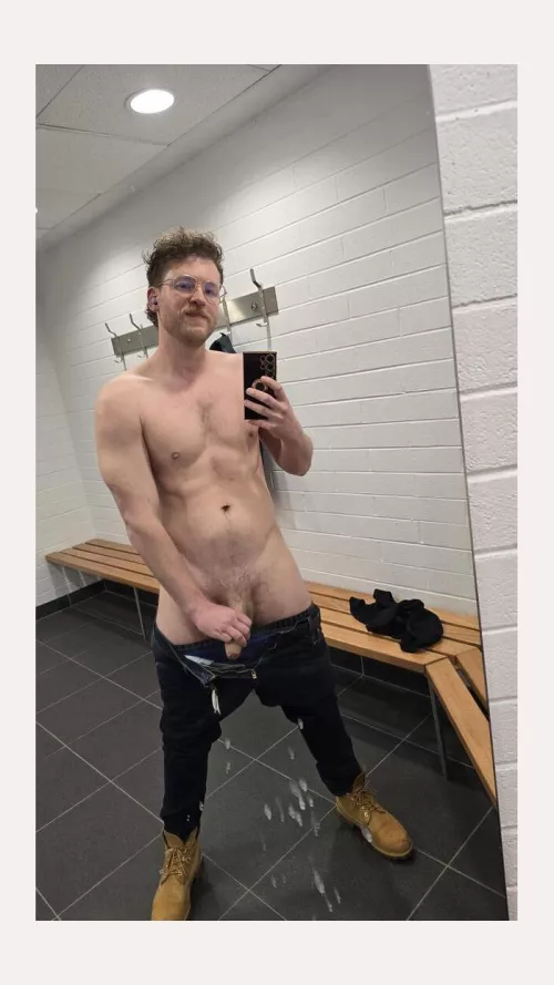 Gym change rooms were empty, mirror was calliny me 😏