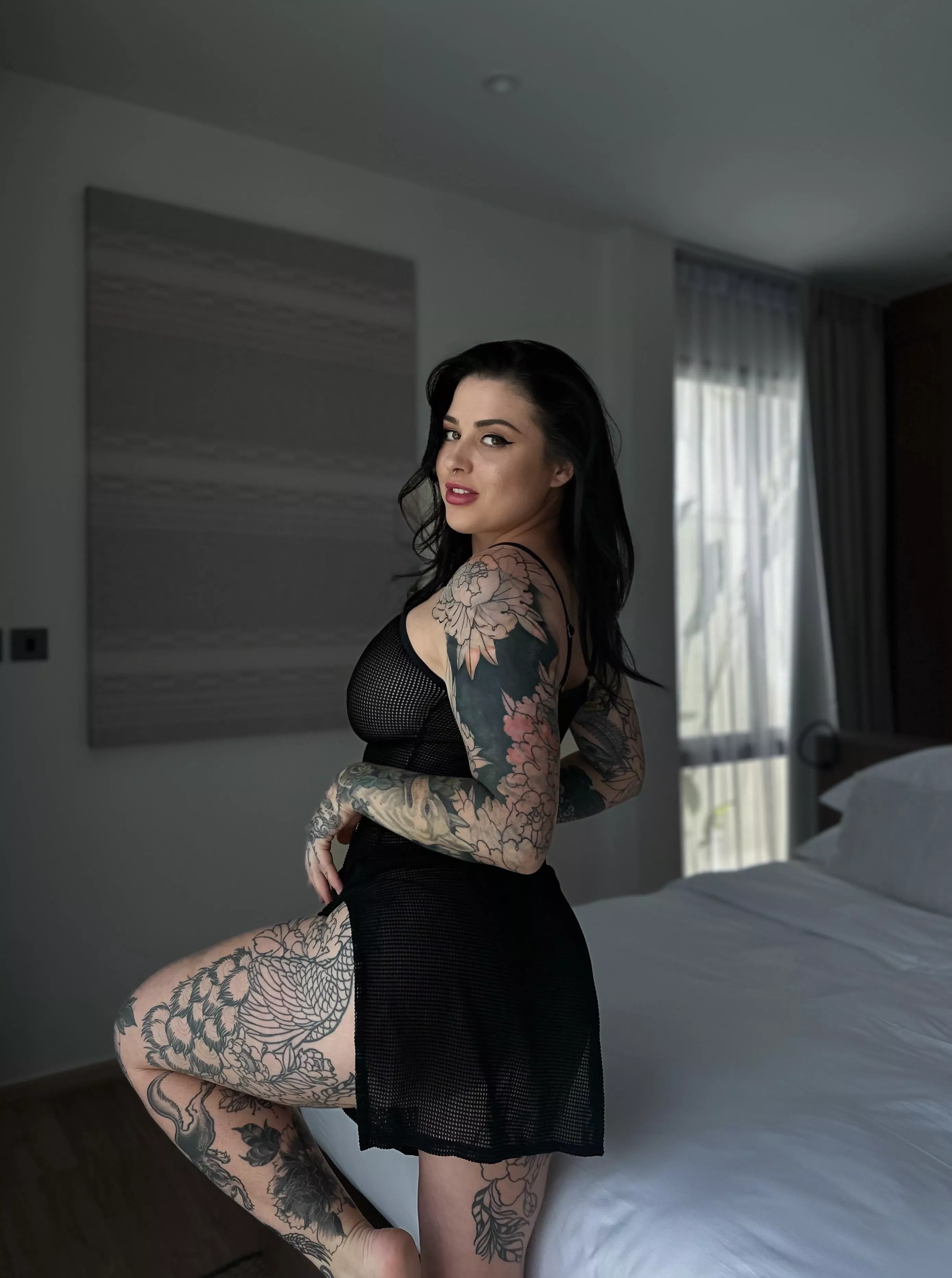 I need to see you at my feet 