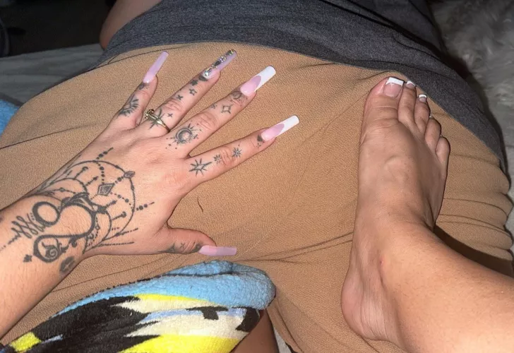 Have u seen a lesbian w/ long nails? 💅🌈😈😉