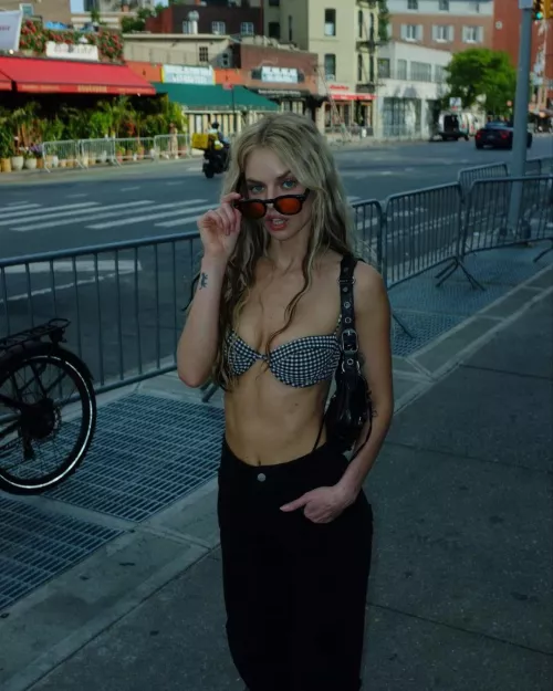 I see Samara Weaving and I start feeling bi