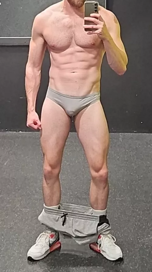 33, former mil, dad. Looking for fit men ONLY. Other bi dads hmu. Maroonguard23. Don't be afraid to show face.