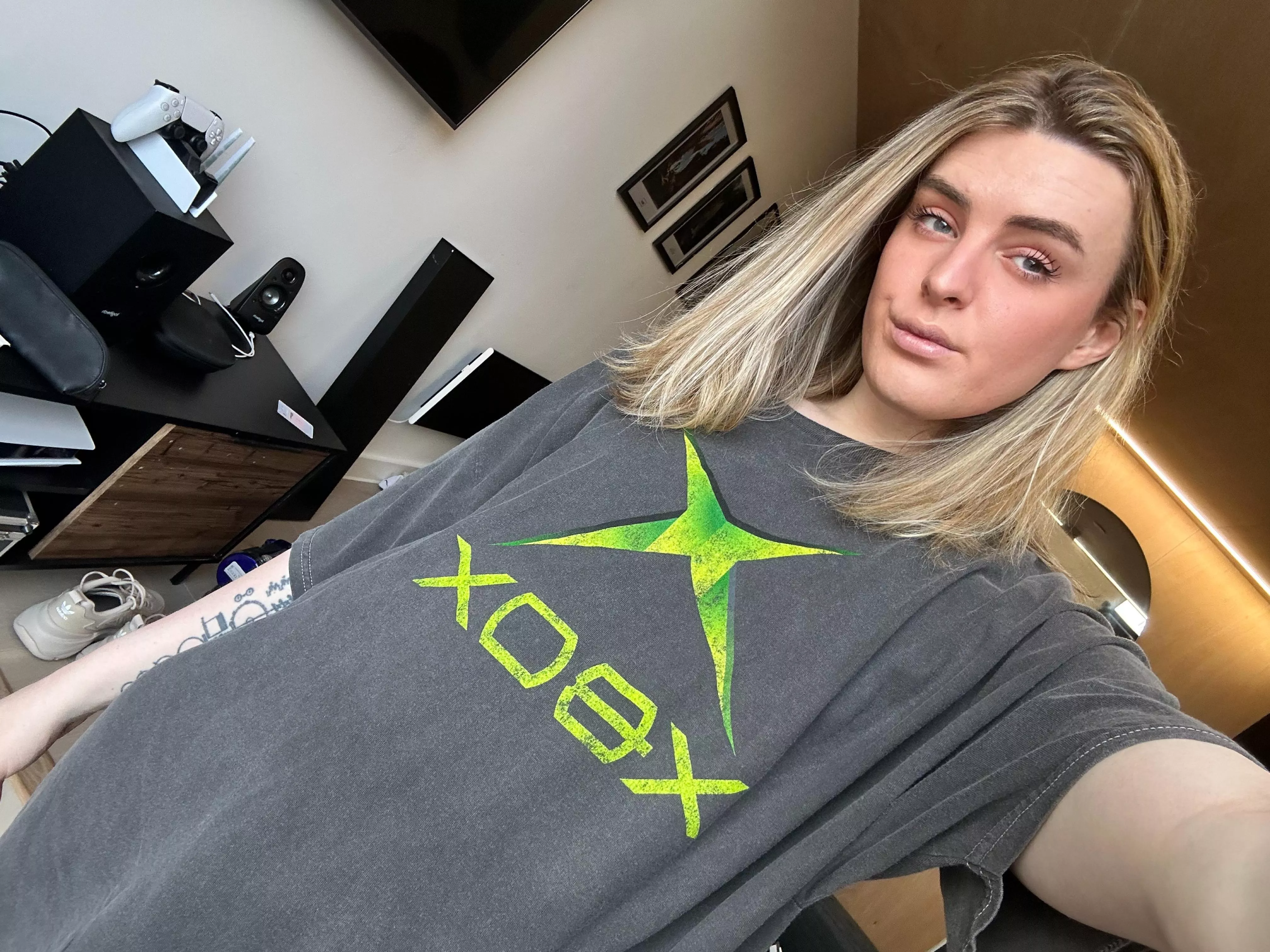 Are there any straight guys who wanna take this big shemale cock ;)