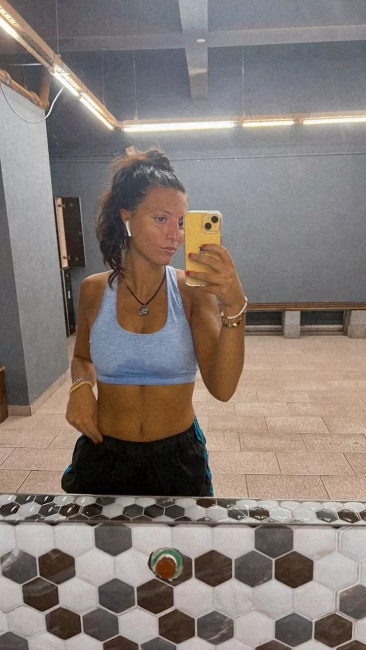 Finished my workout, now can I have your hard cock? 🥴🤭 (f)