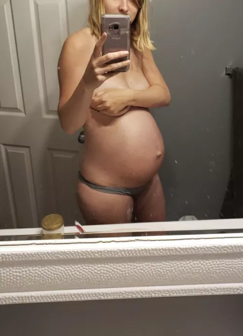 I love how full and heavy my tits get while I'm pregnant!