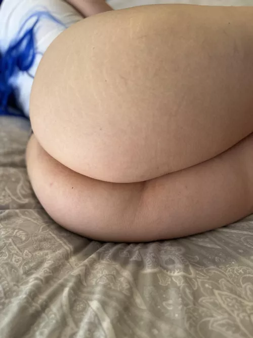 Latina mom and her big wild booty. 