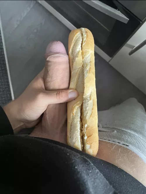 My thick dick 🍆 vs a French baguette 🥖