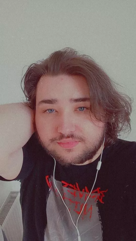 Need a gaymer bf to play pc with 🫢