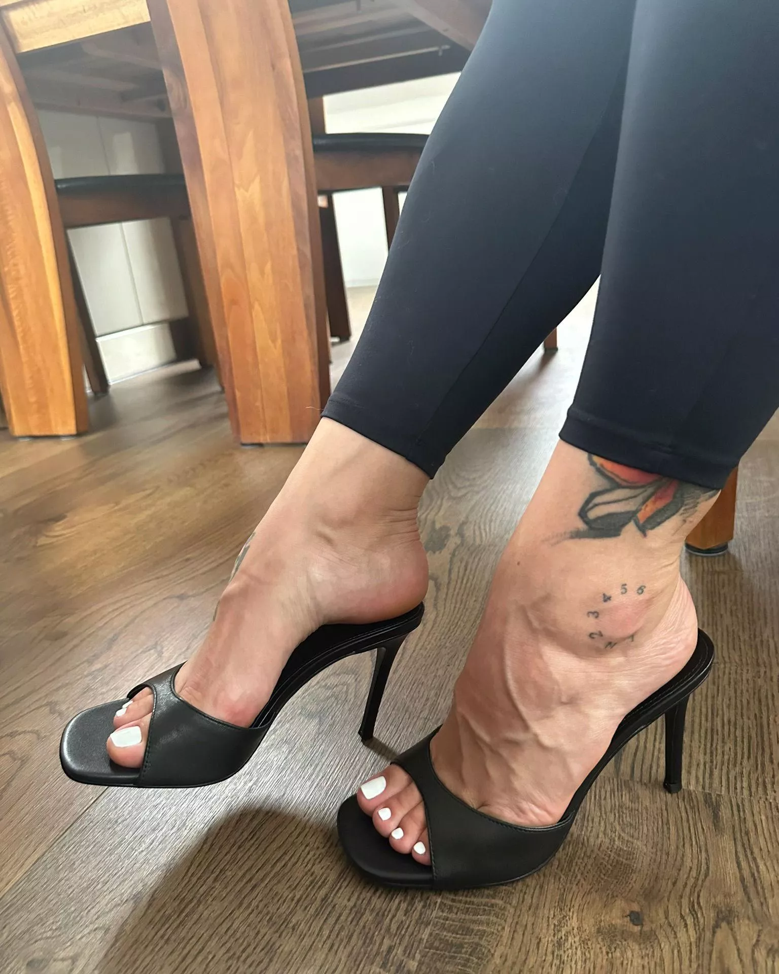 White toes and a big smile, just waiting for my order. [F]