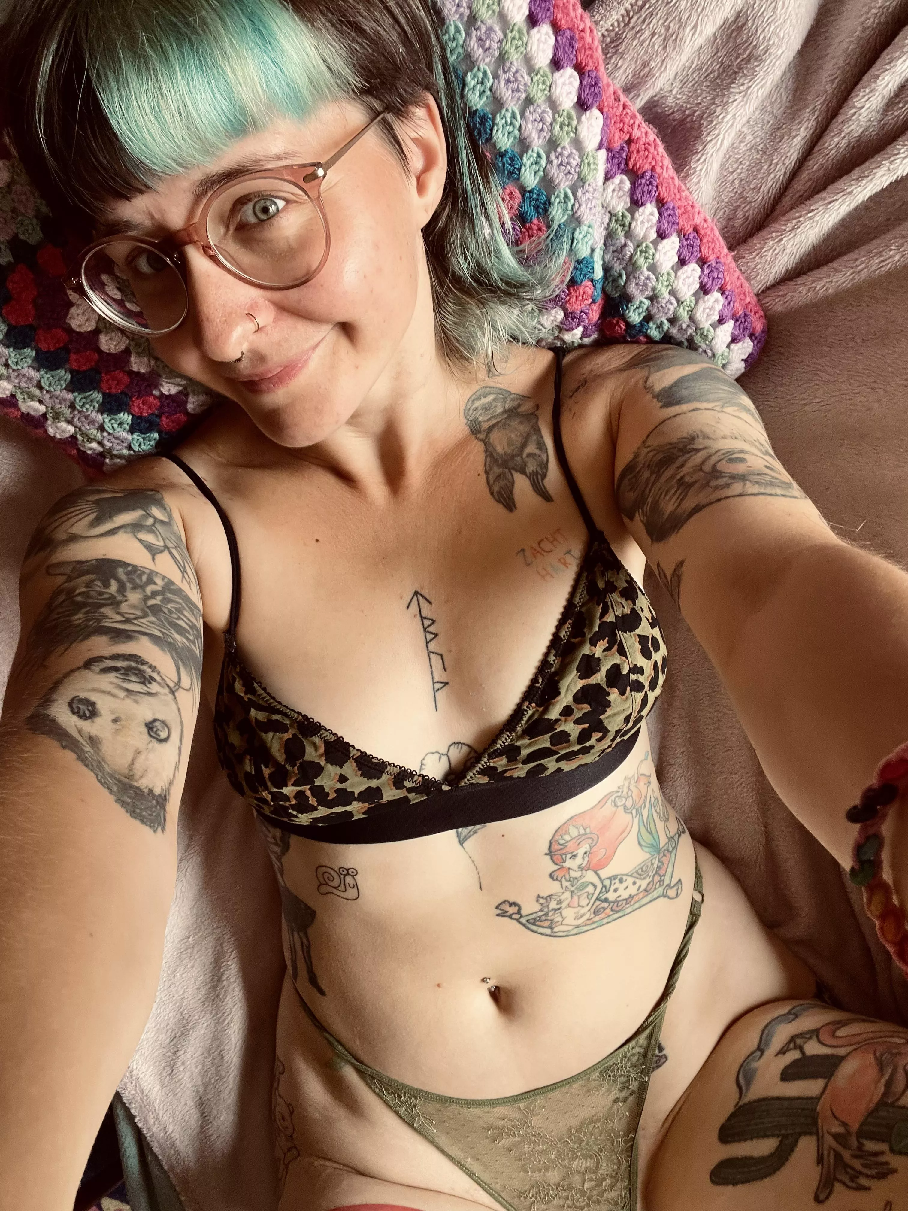 Give me kisses in my neck😘