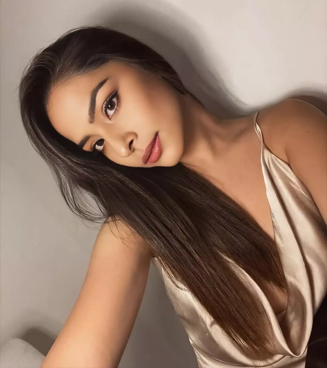 Hair ever so straight in all its glory to the side 