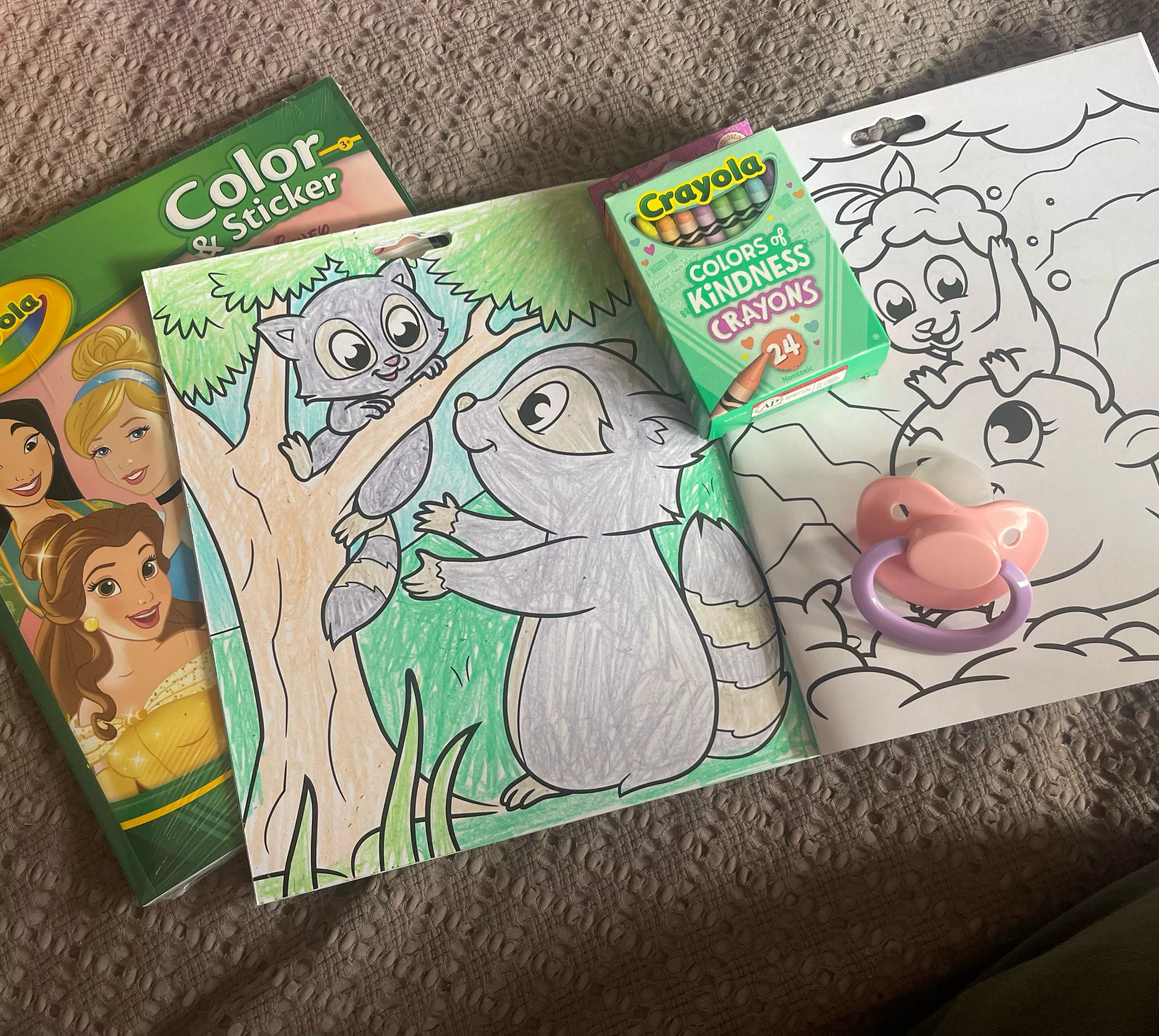 I got new crayons and colouring today :3