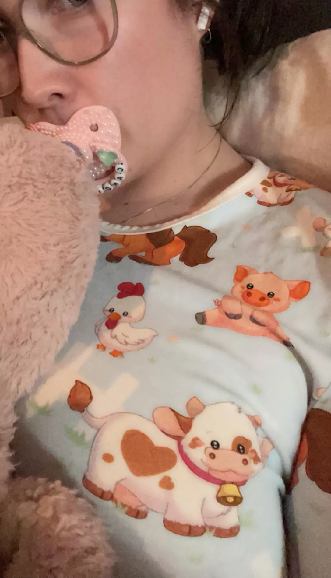 I have farm aminals on my onesie :3  🐷🐄🐣