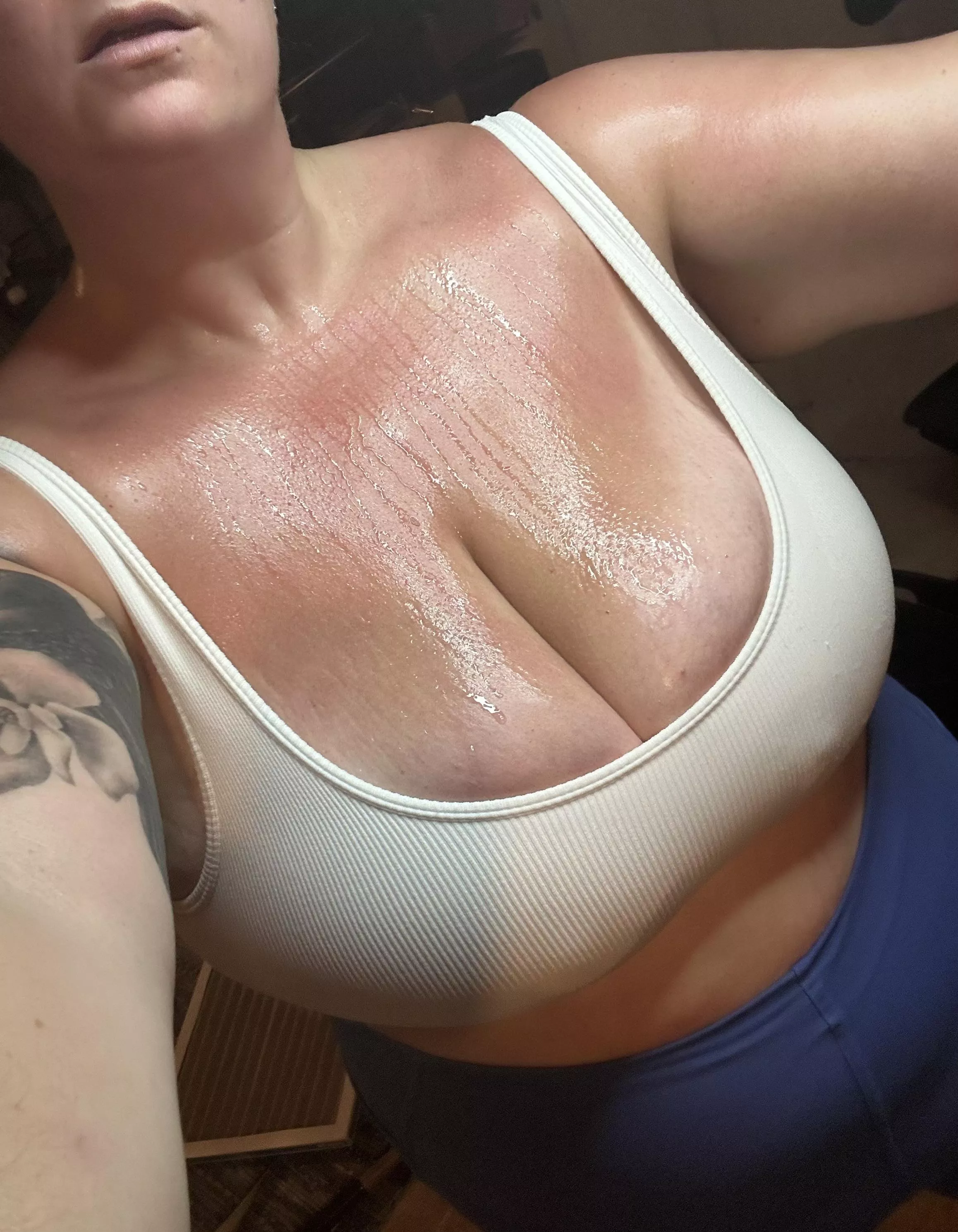 Raise your hand if you like huge sweaty mom tits
