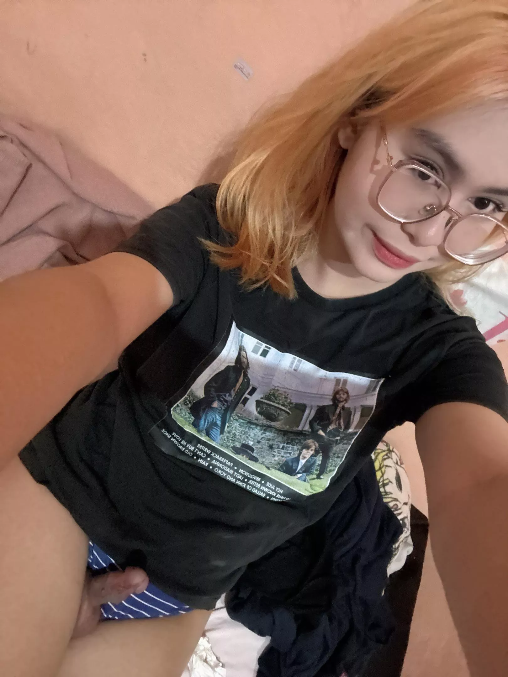 Stroke my 🍆 please 😘