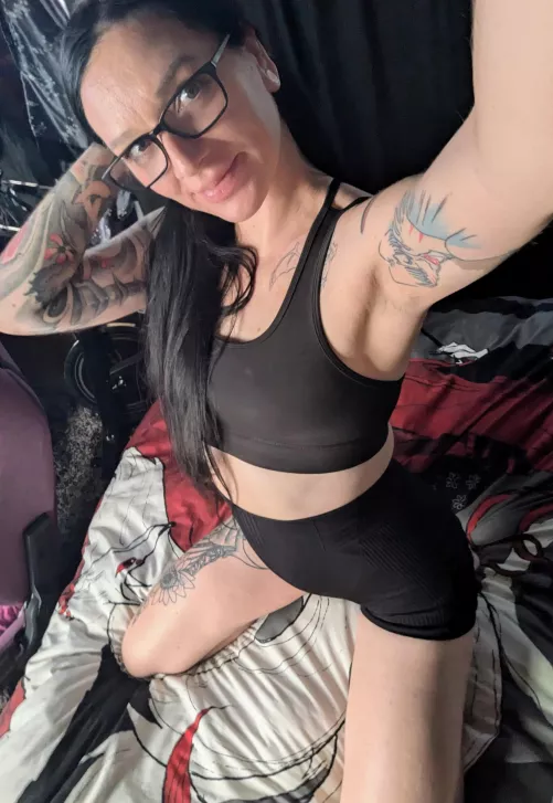 35f Sweaty after an hour cycle... Lick it 😋