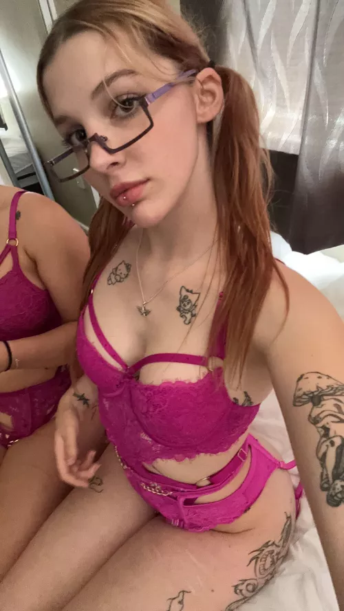 Do hot girls wear glasses?