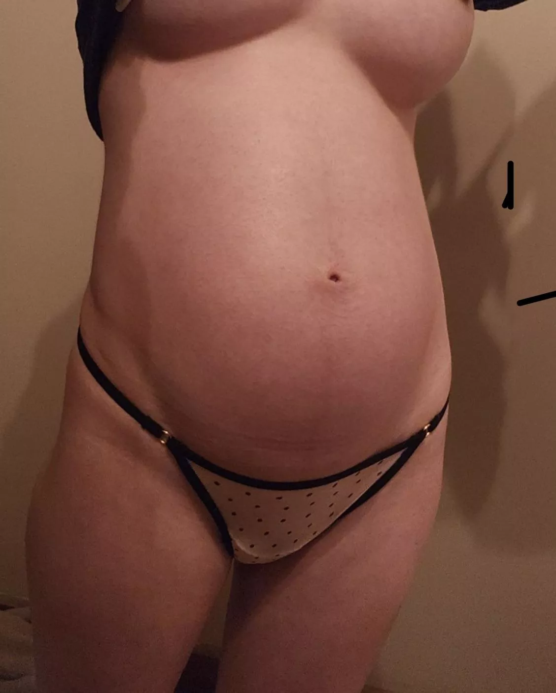 Do you like my tight little baby bump 😜