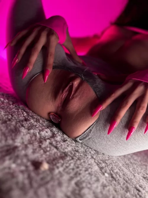 I need 2 fingers in my pussy and one quality licking