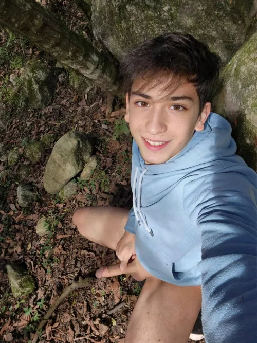 My second time jerking off outdoors in the park.... afraid that someone will discover me but it makes me harder 🥵 what do you think daddy? Did you like it? What do you do if you find me?