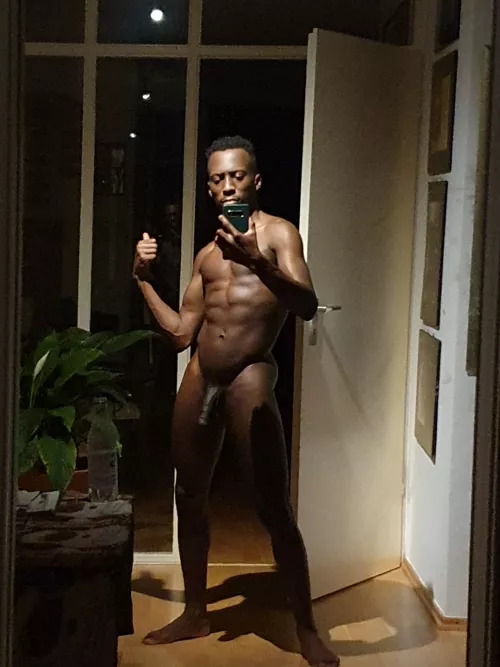 See the V-Line? Now let's make a beeline for the bed 😘