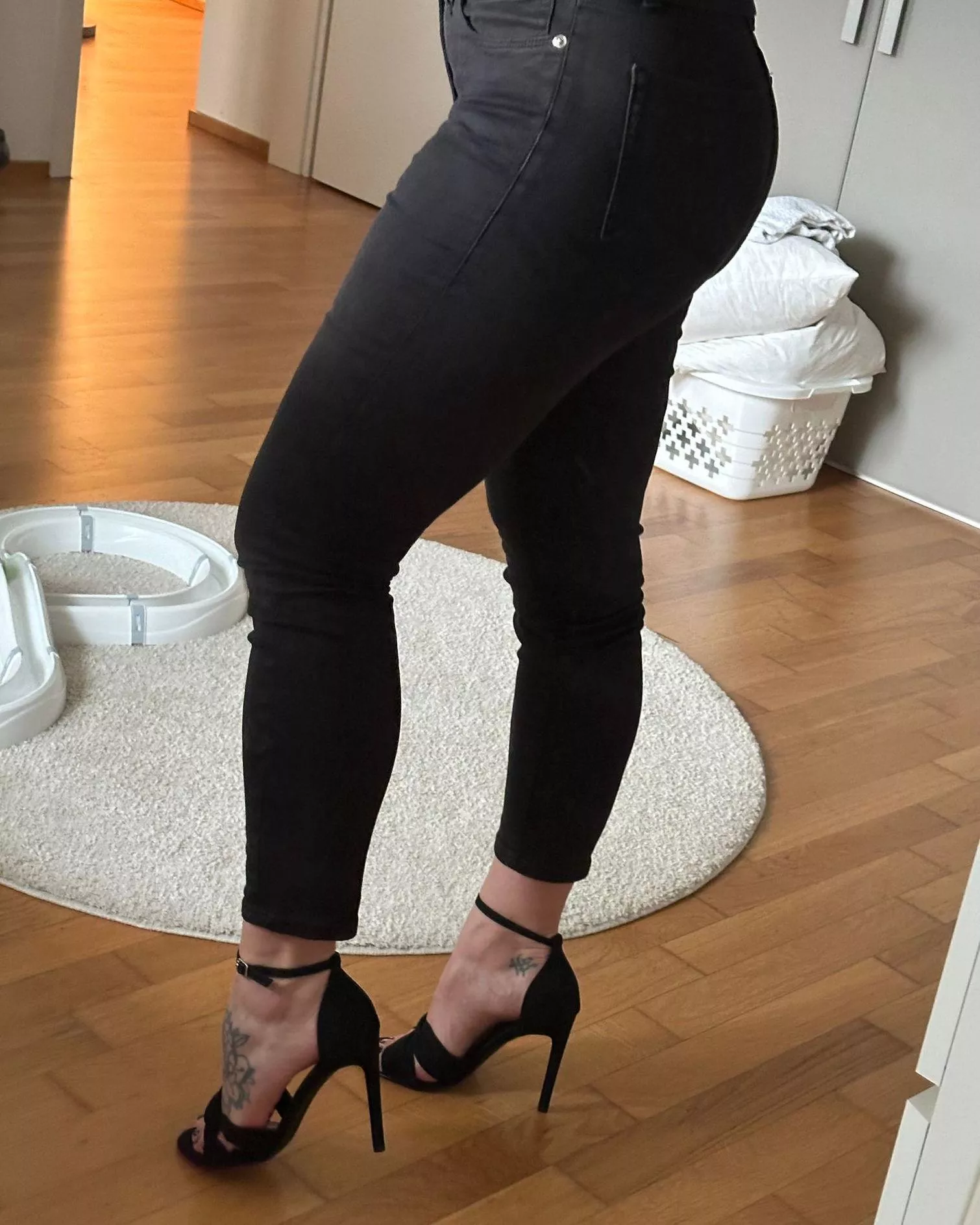 Sexy stilettos, ready for a night on the town [F]