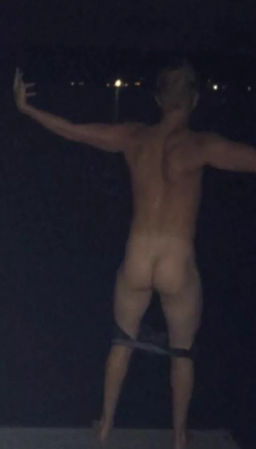 Who wants to go skinny dipping with me?