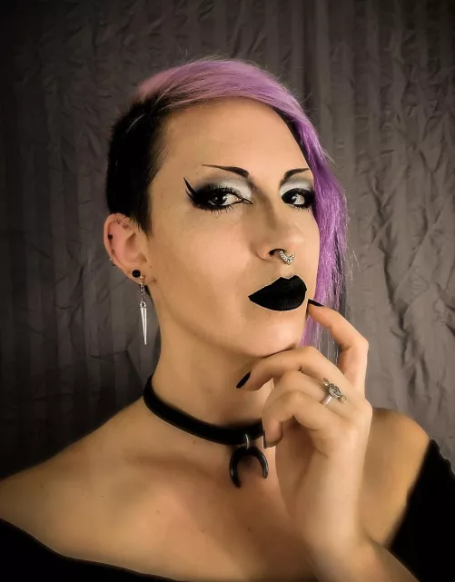 Purple haired goth girl!