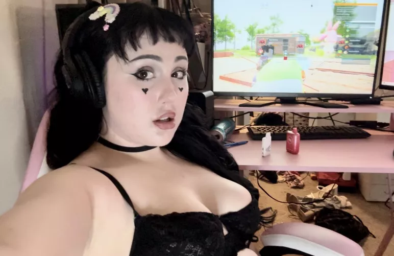 Can I sit on ur lap while u play games <3