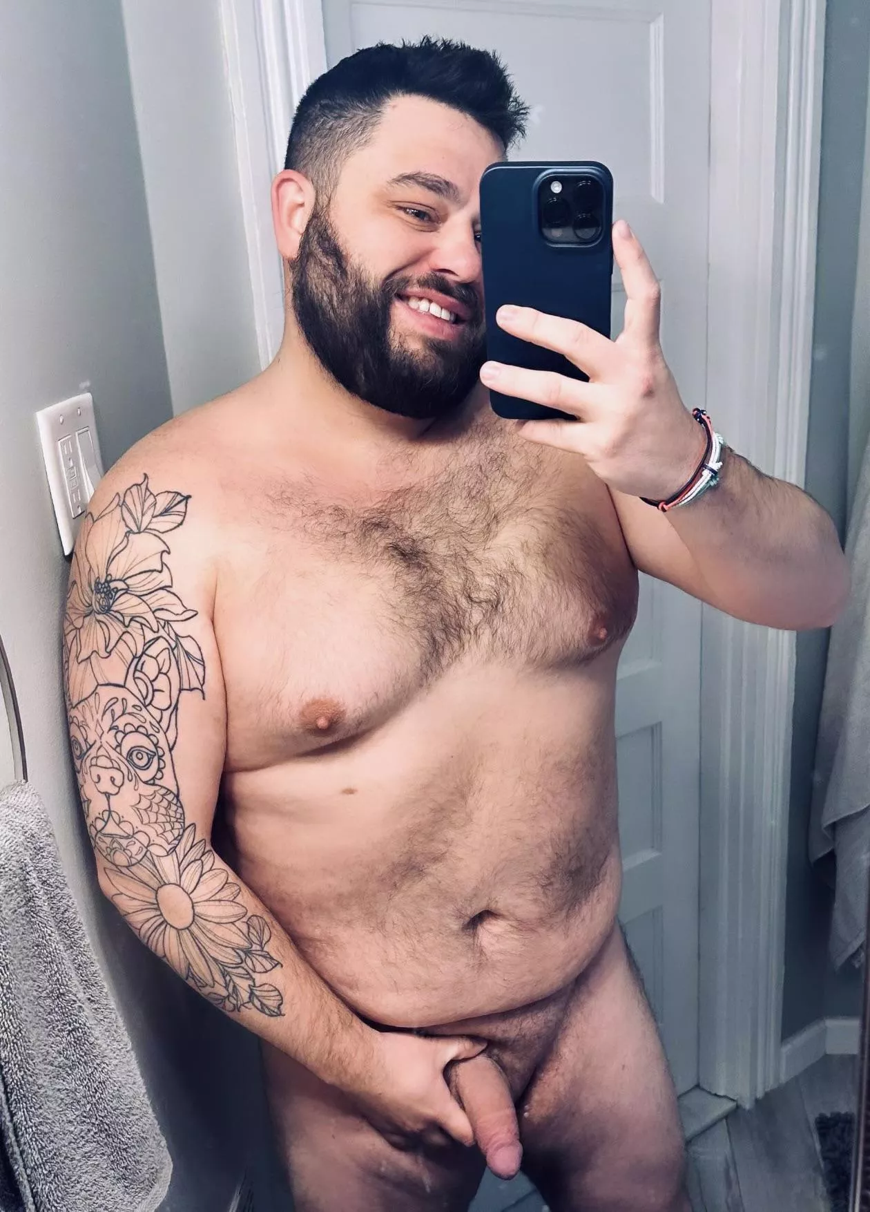 Chubby, 36 years old… but still feel kinda hot, hope you agree!