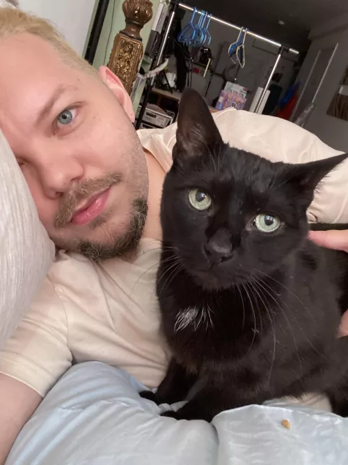 He likes to hang out while I play PS5 🐈‍⬛ who’s playing FF14, DBD, Diablo IV? Or D&D ⚔️ 🧝‍♂️