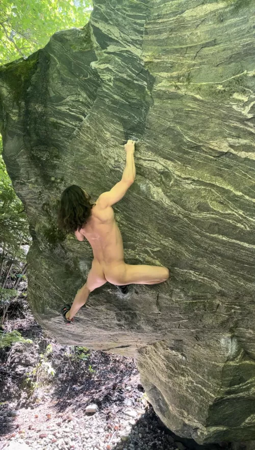 Naked bouldering is the only way in this heat ; )