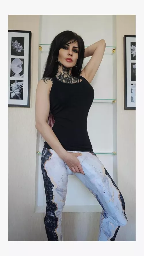 These pantc are barely holding it