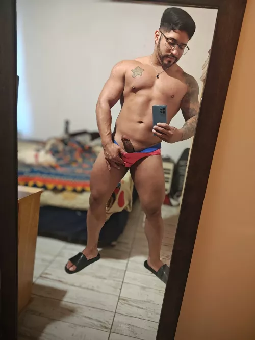 What does the community prefer? Normal build or muscular build? 🤭 