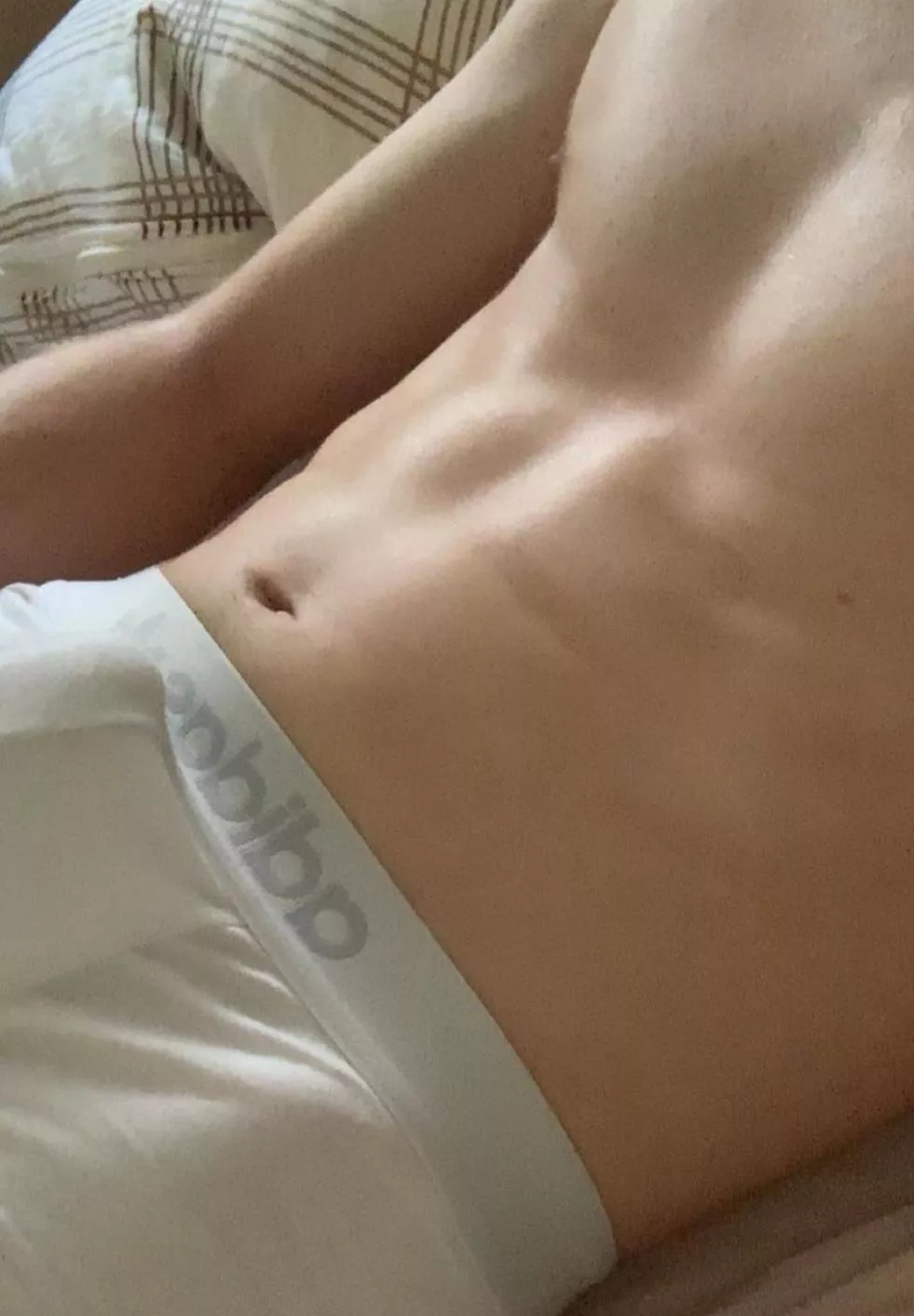 18 with abs and hung. Looking for guys with abs who show face. Hmu @justin_pe00