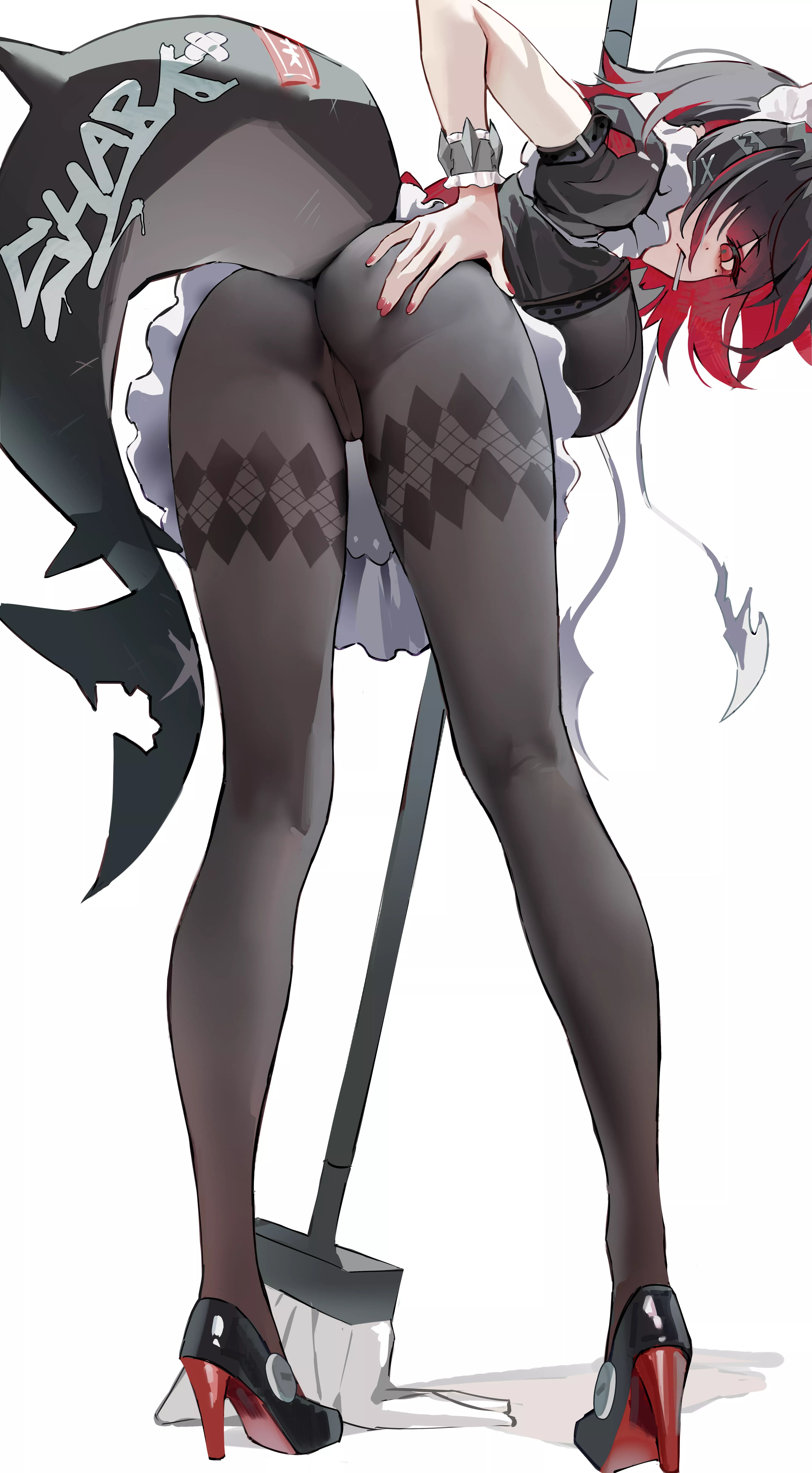 Ellen Joe showing her behind