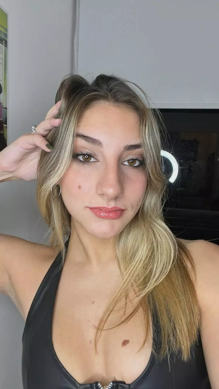 Grip my hips and make my tits shake 