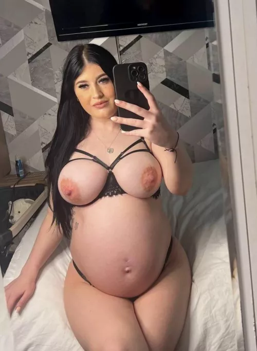 Swollen tits and a bulging pregnant belly is the best combo 