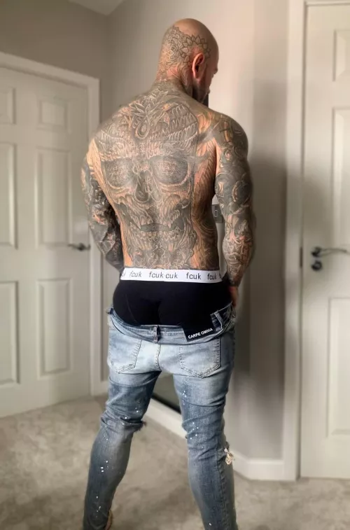 What's the longest you guys and gals sat in a chair for a tattoo session? 🖊️🩸