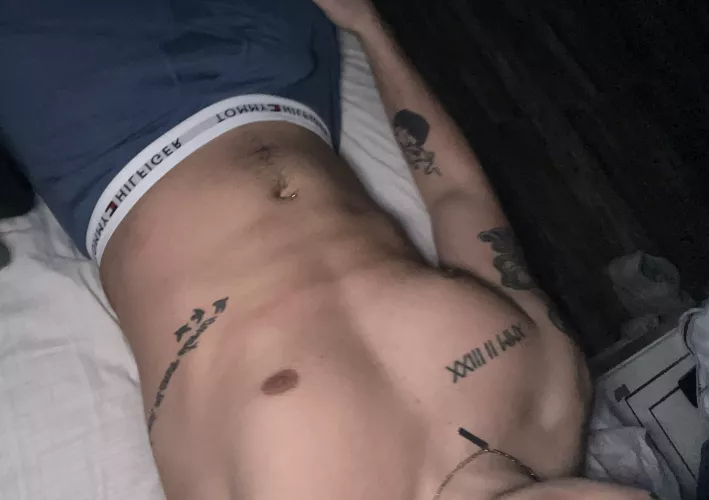 [23] Do you see my V? want to kiss it?