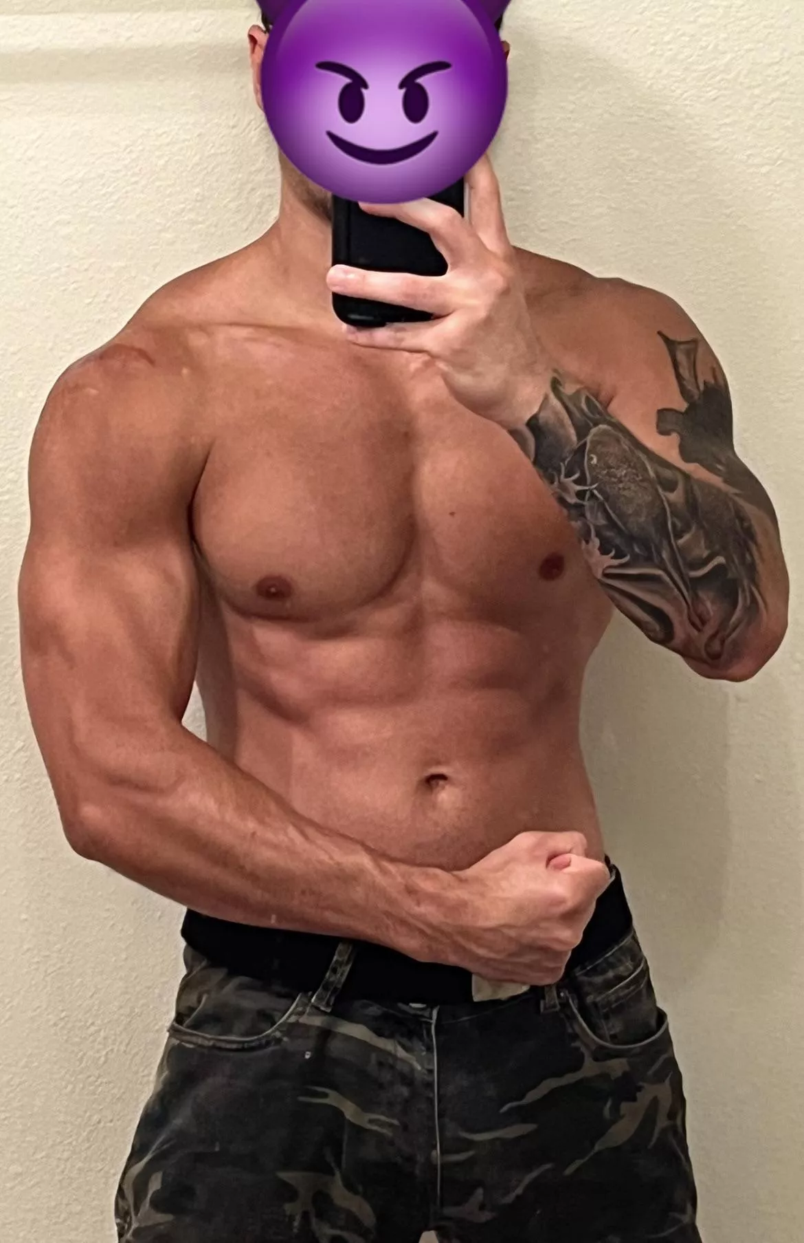 [23] Flexing in my army uniform pants 😊😎