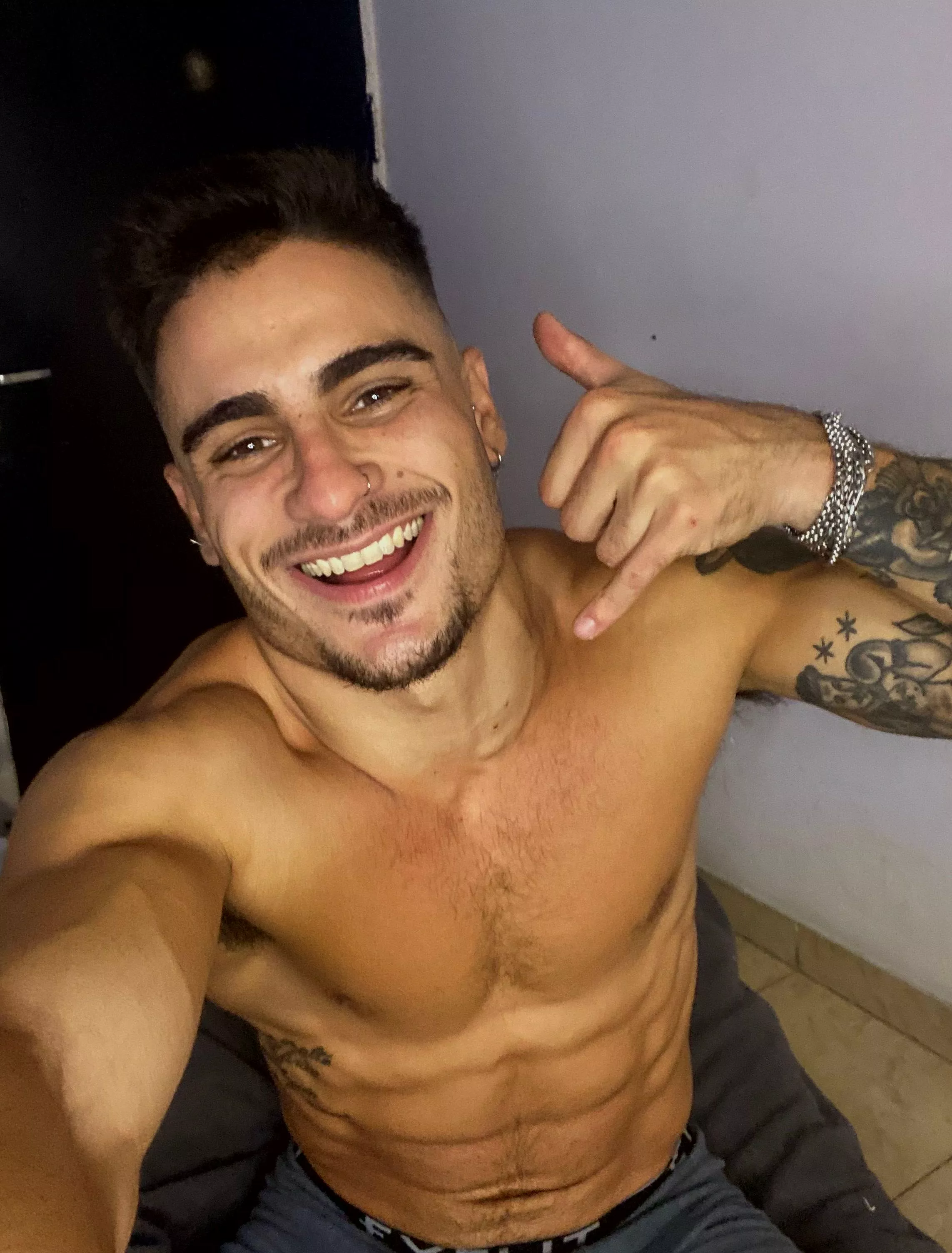 [24] Do these abs make me look hot? 