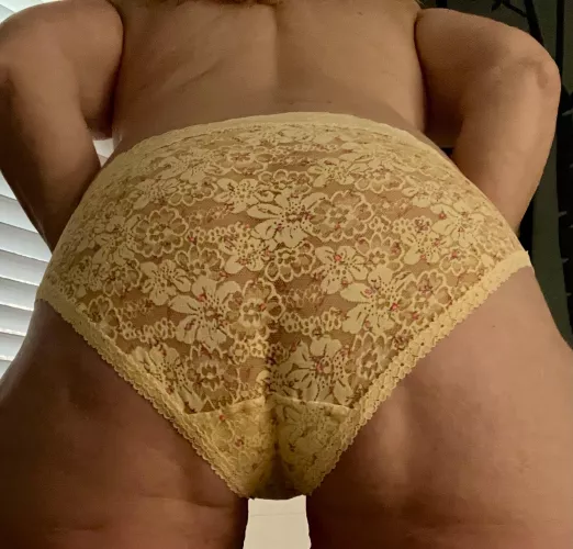 Does my Yellow Ass make you wanna taste an older woman