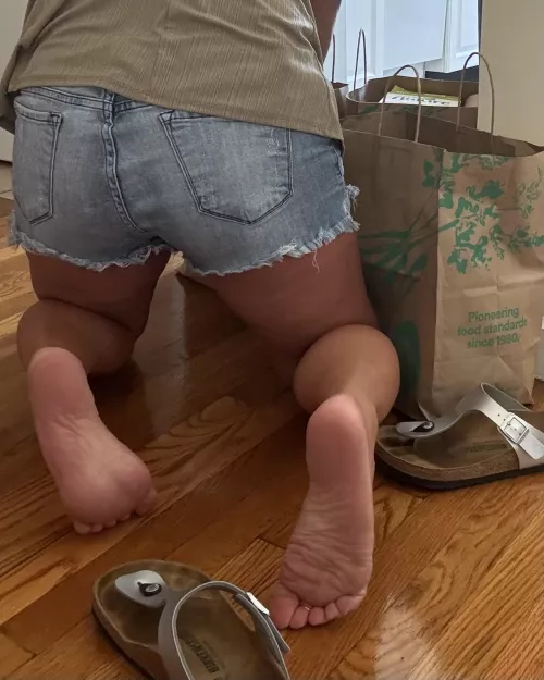 I know you like to look but, could you give me a hand please 😘