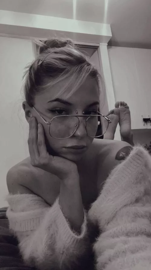 Suck on my toes while I make you edge 🌶️