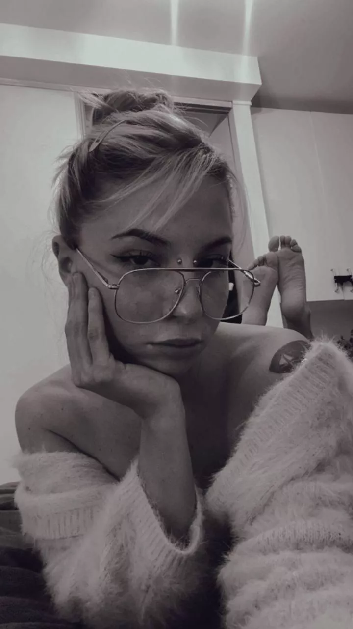 Suck on my toes while I make you edge 🌶️