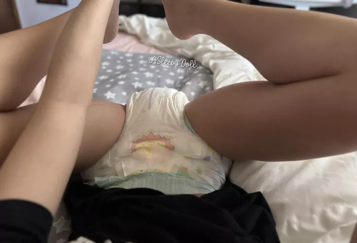 legs up for changing time 🐾🦁